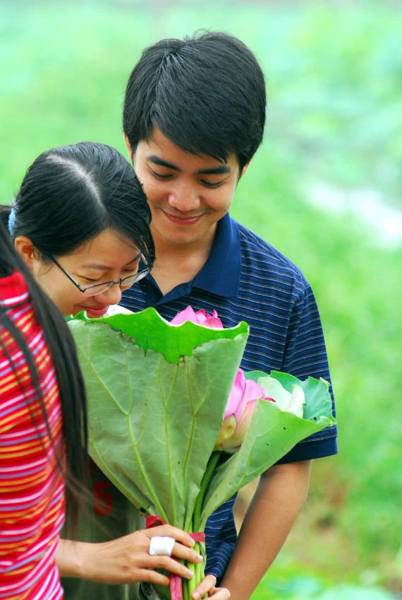 Ở giữa lòng phố thị phồn hoa vẫn còn hồ sen Tây Hồ để tĩnh tâm, để trải lòng mình ra với gió với nắng và với hương sen ngan ngát. Những nụ hoa e ấp bên lá sen to bản Hoa sen mang vẻ đẹp dịu dàng và mềm mại. Tháng 6, những đóa sen hồng, sen trắng đón hạ về. Hoa sen luôn nổi trội giữa muôn vàn sắc hoa. Hoa sen giản dị và dân dã từ cách gói, không cầu kỳ, hoa được gói bằng chính những chiếc lá sen. Tách gạo sen dùng để ướp trà. Trà sen trở thành một tinh thần đặc trưng của văn hóa trà Việt Nam, mang trong đó nhiều triết lý, lịch sự và lòng kính trọng. Mùa sen mùa của những kỷ niệm tràn về. Sen tỏa hương lặng lẽ trong một góc tâm hồn để biết rằng ký ức mình vẫn còn vẹn nguyên một thời. Những gánh hàng hoa với những nụ sen còn búp chờ tay người cắm len lỏi vào từng con đường, góc phố.