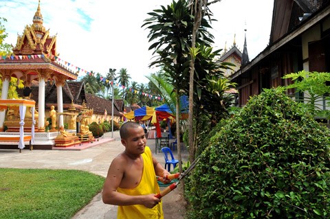 Chùa Sisaket nằm ở trung tâm Viêng Chăn. Bao quanh khuôn viên bên trong chùa là những dãy nhà dựng các bức tượng phật. Tổng cộng hơn 10.000 bức tượng ngự ở mọi ngóc ngách. Ngày ngày đông đảo du khách tới thăm ngôi chùa cổ kính này. Không được trùng tu cải tạo, trên tường và ngay cả trên những pho tượng quý giá xuát hiện nhiều vết nứt, tróc. Một góc trong khuôn viên chùa Sisaket. Kiến trúc mang đậm nét xứ sở triệu voi. Gian chính của chùa rộng chừng 100 m2, trông khá đơn giản. Một nhà sư đang chăm sóc cây cảnh trong khuôn viên chùa Sisaket. Chùa Sisaket nằm ở trung tâm Viêng Chăn. Bao quanh khuôn viên bên trong chùa là những dãy nhà dựng các bức tượng phật. Tổng cộng hơn 10.000 bức tượng ngự ở mọi ngóc ngách. Ngày ngày đông đảo du khách tới thăm ngôi chùa cổ kính này. Không được trùng tu cải tạo, trên tường và ngay cả trên những pho tượng quý giá xuát hiện nhiều vết nứt, tróc. Một góc trong khuôn viên chùa Sisaket. Kiến trúc mang đậm nét xứ sở triệu voi. Gian chính của chùa rộng chừng 100 m2, trông khá đơn giản. Một nhà sư đang chăm sóc cây cảnh trong khuôn viên chùa Sisaket.