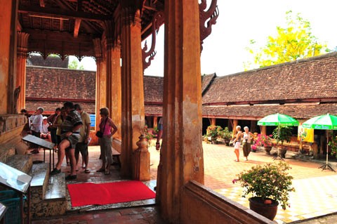 Chùa Sisaket nằm ở trung tâm Viêng Chăn. Bao quanh khuôn viên bên trong chùa là những dãy nhà dựng các bức tượng phật. Tổng cộng hơn 10.000 bức tượng ngự ở mọi ngóc ngách. Ngày ngày đông đảo du khách tới thăm ngôi chùa cổ kính này. Không được trùng tu cải tạo, trên tường và ngay cả trên những pho tượng quý giá xuát hiện nhiều vết nứt, tróc. Một góc trong khuôn viên chùa Sisaket. Kiến trúc mang đậm nét xứ sở triệu voi. Gian chính của chùa rộng chừng 100 m2, trông khá đơn giản. Một nhà sư đang chăm sóc cây cảnh trong khuôn viên chùa Sisaket. Chùa Sisaket nằm ở trung tâm Viêng Chăn. Bao quanh khuôn viên bên trong chùa là những dãy nhà dựng các bức tượng phật. Tổng cộng hơn 10.000 bức tượng ngự ở mọi ngóc ngách. Ngày ngày đông đảo du khách tới thăm ngôi chùa cổ kính này. Không được trùng tu cải tạo, trên tường và ngay cả trên những pho tượng quý giá xuát hiện nhiều vết nứt, tróc. Một góc trong khuôn viên chùa Sisaket. Kiến trúc mang đậm nét xứ sở triệu voi. Gian chính của chùa rộng chừng 100 m2, trông khá đơn giản. Một nhà sư đang chăm sóc cây cảnh trong khuôn viên chùa Sisaket.