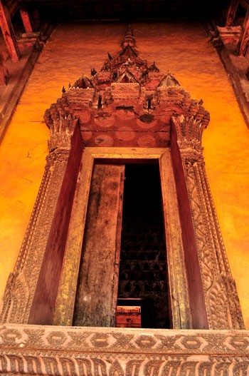 Chùa Sisaket nằm ở trung tâm Viêng Chăn. Bao quanh khuôn viên bên trong chùa là những dãy nhà dựng các bức tượng phật. Tổng cộng hơn 10.000 bức tượng ngự ở mọi ngóc ngách. Ngày ngày đông đảo du khách tới thăm ngôi chùa cổ kính này. Không được trùng tu cải tạo, trên tường và ngay cả trên những pho tượng quý giá xuát hiện nhiều vết nứt, tróc. Một góc trong khuôn viên chùa Sisaket. Kiến trúc mang đậm nét xứ sở triệu voi. Gian chính của chùa rộng chừng 100 m2, trông khá đơn giản. Một nhà sư đang chăm sóc cây cảnh trong khuôn viên chùa Sisaket. Chùa Sisaket nằm ở trung tâm Viêng Chăn. Bao quanh khuôn viên bên trong chùa là những dãy nhà dựng các bức tượng phật. Tổng cộng hơn 10.000 bức tượng ngự ở mọi ngóc ngách. Ngày ngày đông đảo du khách tới thăm ngôi chùa cổ kính này. Không được trùng tu cải tạo, trên tường và ngay cả trên những pho tượng quý giá xuát hiện nhiều vết nứt, tróc. Một góc trong khuôn viên chùa Sisaket. Kiến trúc mang đậm nét xứ sở triệu voi. Gian chính của chùa rộng chừng 100 m2, trông khá đơn giản. Một nhà sư đang chăm sóc cây cảnh trong khuôn viên chùa Sisaket.