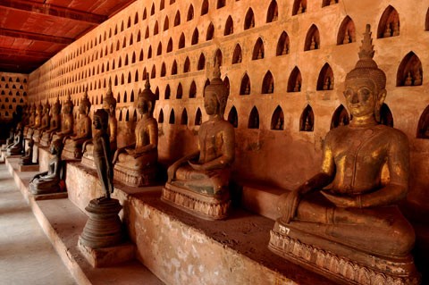 Chùa Sisaket nằm ở trung tâm Viêng Chăn. Bao quanh khuôn viên bên trong chùa là những dãy nhà dựng các bức tượng phật. Tổng cộng hơn 10.000 bức tượng ngự ở mọi ngóc ngách. Ngày ngày đông đảo du khách tới thăm ngôi chùa cổ kính này. Không được trùng tu cải tạo, trên tường và ngay cả trên những pho tượng quý giá xuát hiện nhiều vết nứt, tróc. Một góc trong khuôn viên chùa Sisaket. Kiến trúc mang đậm nét xứ sở triệu voi. Gian chính của chùa rộng chừng 100 m2, trông khá đơn giản. Một nhà sư đang chăm sóc cây cảnh trong khuôn viên chùa Sisaket. Chùa Sisaket nằm ở trung tâm Viêng Chăn. Bao quanh khuôn viên bên trong chùa là những dãy nhà dựng các bức tượng phật. Tổng cộng hơn 10.000 bức tượng ngự ở mọi ngóc ngách. Ngày ngày đông đảo du khách tới thăm ngôi chùa cổ kính này. Không được trùng tu cải tạo, trên tường và ngay cả trên những pho tượng quý giá xuát hiện nhiều vết nứt, tróc. Một góc trong khuôn viên chùa Sisaket. Kiến trúc mang đậm nét xứ sở triệu voi. Gian chính của chùa rộng chừng 100 m2, trông khá đơn giản. Một nhà sư đang chăm sóc cây cảnh trong khuôn viên chùa Sisaket.