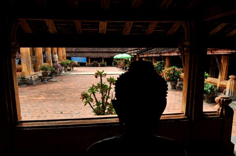 Chùa Sisaket nằm ở trung tâm Viêng Chăn. Bao quanh khuôn viên bên trong chùa là những dãy nhà dựng các bức tượng phật. Tổng cộng hơn 10.000 bức tượng ngự ở mọi ngóc ngách. Ngày ngày đông đảo du khách tới thăm ngôi chùa cổ kính này. Không được trùng tu cải tạo, trên tường và ngay cả trên những pho tượng quý giá xuát hiện nhiều vết nứt, tróc. Một góc trong khuôn viên chùa Sisaket. Kiến trúc mang đậm nét xứ sở triệu voi. Gian chính của chùa rộng chừng 100 m2, trông khá đơn giản. Một nhà sư đang chăm sóc cây cảnh trong khuôn viên chùa Sisaket. Chùa Sisaket nằm ở trung tâm Viêng Chăn. Bao quanh khuôn viên bên trong chùa là những dãy nhà dựng các bức tượng phật. Tổng cộng hơn 10.000 bức tượng ngự ở mọi ngóc ngách. Ngày ngày đông đảo du khách tới thăm ngôi chùa cổ kính này. Không được trùng tu cải tạo, trên tường và ngay cả trên những pho tượng quý giá xuát hiện nhiều vết nứt, tróc. Một góc trong khuôn viên chùa Sisaket. Kiến trúc mang đậm nét xứ sở triệu voi. Gian chính của chùa rộng chừng 100 m2, trông khá đơn giản. Một nhà sư đang chăm sóc cây cảnh trong khuôn viên chùa Sisaket.