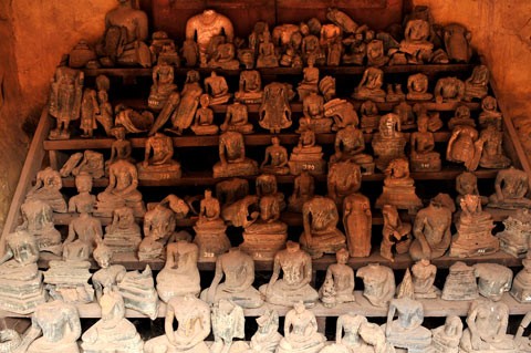 Chùa Sisaket nằm ở trung tâm Viêng Chăn. Bao quanh khuôn viên bên trong chùa là những dãy nhà dựng các bức tượng phật. Tổng cộng hơn 10.000 bức tượng ngự ở mọi ngóc ngách. Ngày ngày đông đảo du khách tới thăm ngôi chùa cổ kính này. Không được trùng tu cải tạo, trên tường và ngay cả trên những pho tượng quý giá xuát hiện nhiều vết nứt, tróc. Một góc trong khuôn viên chùa Sisaket. Kiến trúc mang đậm nét xứ sở triệu voi. Gian chính của chùa rộng chừng 100 m2, trông khá đơn giản. Một nhà sư đang chăm sóc cây cảnh trong khuôn viên chùa Sisaket. Chùa Sisaket nằm ở trung tâm Viêng Chăn. Bao quanh khuôn viên bên trong chùa là những dãy nhà dựng các bức tượng phật. Tổng cộng hơn 10.000 bức tượng ngự ở mọi ngóc ngách. Ngày ngày đông đảo du khách tới thăm ngôi chùa cổ kính này. Không được trùng tu cải tạo, trên tường và ngay cả trên những pho tượng quý giá xuát hiện nhiều vết nứt, tróc. Một góc trong khuôn viên chùa Sisaket. Kiến trúc mang đậm nét xứ sở triệu voi. Gian chính của chùa rộng chừng 100 m2, trông khá đơn giản. Một nhà sư đang chăm sóc cây cảnh trong khuôn viên chùa Sisaket.