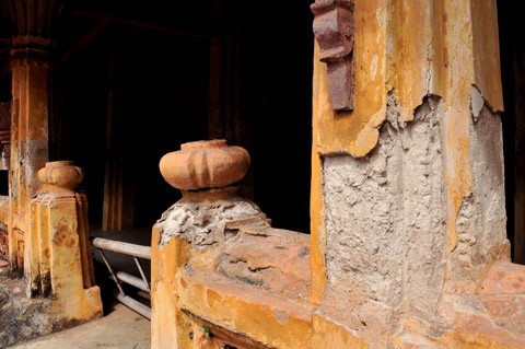 Chùa Sisaket nằm ở trung tâm Viêng Chăn. Bao quanh khuôn viên bên trong chùa là những dãy nhà dựng các bức tượng phật. Tổng cộng hơn 10.000 bức tượng ngự ở mọi ngóc ngách. Ngày ngày đông đảo du khách tới thăm ngôi chùa cổ kính này. Không được trùng tu cải tạo, trên tường và ngay cả trên những pho tượng quý giá xuát hiện nhiều vết nứt, tróc. Một góc trong khuôn viên chùa Sisaket. Kiến trúc mang đậm nét xứ sở triệu voi. Gian chính của chùa rộng chừng 100 m2, trông khá đơn giản. Một nhà sư đang chăm sóc cây cảnh trong khuôn viên chùa Sisaket. Chùa Sisaket nằm ở trung tâm Viêng Chăn. Bao quanh khuôn viên bên trong chùa là những dãy nhà dựng các bức tượng phật. Tổng cộng hơn 10.000 bức tượng ngự ở mọi ngóc ngách. Ngày ngày đông đảo du khách tới thăm ngôi chùa cổ kính này. Không được trùng tu cải tạo, trên tường và ngay cả trên những pho tượng quý giá xuát hiện nhiều vết nứt, tróc. Một góc trong khuôn viên chùa Sisaket. Kiến trúc mang đậm nét xứ sở triệu voi. Gian chính của chùa rộng chừng 100 m2, trông khá đơn giản. Một nhà sư đang chăm sóc cây cảnh trong khuôn viên chùa Sisaket.