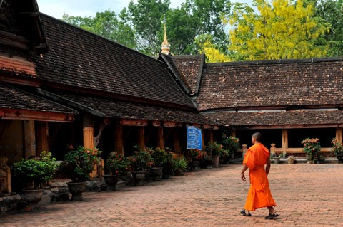 Chùa Sisaket nằm ở trung tâm Viêng Chăn. Bao quanh khuôn viên bên trong chùa là những dãy nhà dựng các bức tượng phật. Tổng cộng hơn 10.000 bức tượng ngự ở mọi ngóc ngách. Ngày ngày đông đảo du khách tới thăm ngôi chùa cổ kính này. Không được trùng tu cải tạo, trên tường và ngay cả trên những pho tượng quý giá xuát hiện nhiều vết nứt, tróc. Một góc trong khuôn viên chùa Sisaket. Kiến trúc mang đậm nét xứ sở triệu voi. Gian chính của chùa rộng chừng 100 m2, trông khá đơn giản. Một nhà sư đang chăm sóc cây cảnh trong khuôn viên chùa Sisaket. Chùa Sisaket nằm ở trung tâm Viêng Chăn. Bao quanh khuôn viên bên trong chùa là những dãy nhà dựng các bức tượng phật. Tổng cộng hơn 10.000 bức tượng ngự ở mọi ngóc ngách. Ngày ngày đông đảo du khách tới thăm ngôi chùa cổ kính này. Không được trùng tu cải tạo, trên tường và ngay cả trên những pho tượng quý giá xuát hiện nhiều vết nứt, tróc. Một góc trong khuôn viên chùa Sisaket. Kiến trúc mang đậm nét xứ sở triệu voi. Gian chính của chùa rộng chừng 100 m2, trông khá đơn giản. Một nhà sư đang chăm sóc cây cảnh trong khuôn viên chùa Sisaket.