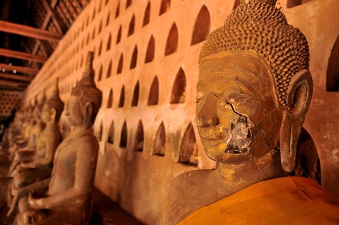 Chùa Sisaket nằm ở trung tâm Viêng Chăn. Bao quanh khuôn viên bên trong chùa là những dãy nhà dựng các bức tượng phật. Tổng cộng hơn 10.000 bức tượng ngự ở mọi ngóc ngách. Ngày ngày đông đảo du khách tới thăm ngôi chùa cổ kính này. Không được trùng tu cải tạo, trên tường và ngay cả trên những pho tượng quý giá xuát hiện nhiều vết nứt, tróc. Một góc trong khuôn viên chùa Sisaket. Kiến trúc mang đậm nét xứ sở triệu voi. Gian chính của chùa rộng chừng 100 m2, trông khá đơn giản. Một nhà sư đang chăm sóc cây cảnh trong khuôn viên chùa Sisaket. Chùa Sisaket nằm ở trung tâm Viêng Chăn. Bao quanh khuôn viên bên trong chùa là những dãy nhà dựng các bức tượng phật. Tổng cộng hơn 10.000 bức tượng ngự ở mọi ngóc ngách. Ngày ngày đông đảo du khách tới thăm ngôi chùa cổ kính này. Không được trùng tu cải tạo, trên tường và ngay cả trên những pho tượng quý giá xuát hiện nhiều vết nứt, tróc. Một góc trong khuôn viên chùa Sisaket. Kiến trúc mang đậm nét xứ sở triệu voi. Gian chính của chùa rộng chừng 100 m2, trông khá đơn giản. Một nhà sư đang chăm sóc cây cảnh trong khuôn viên chùa Sisaket.