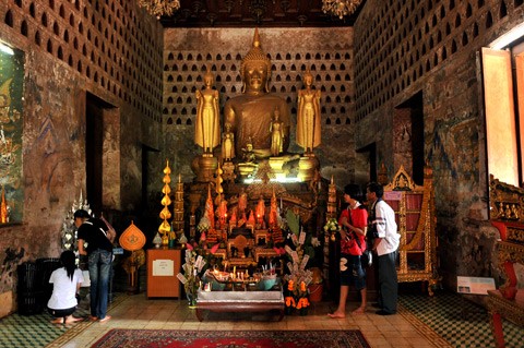 Chùa Sisaket nằm ở trung tâm Viêng Chăn. Bao quanh khuôn viên bên trong chùa là những dãy nhà dựng các bức tượng phật. Tổng cộng hơn 10.000 bức tượng ngự ở mọi ngóc ngách. Ngày ngày đông đảo du khách tới thăm ngôi chùa cổ kính này. Không được trùng tu cải tạo, trên tường và ngay cả trên những pho tượng quý giá xuát hiện nhiều vết nứt, tróc. Một góc trong khuôn viên chùa Sisaket. Kiến trúc mang đậm nét xứ sở triệu voi. Gian chính của chùa rộng chừng 100 m2, trông khá đơn giản. Một nhà sư đang chăm sóc cây cảnh trong khuôn viên chùa Sisaket. Chùa Sisaket nằm ở trung tâm Viêng Chăn. Bao quanh khuôn viên bên trong chùa là những dãy nhà dựng các bức tượng phật. Tổng cộng hơn 10.000 bức tượng ngự ở mọi ngóc ngách. Ngày ngày đông đảo du khách tới thăm ngôi chùa cổ kính này. Không được trùng tu cải tạo, trên tường và ngay cả trên những pho tượng quý giá xuát hiện nhiều vết nứt, tróc. Một góc trong khuôn viên chùa Sisaket. Kiến trúc mang đậm nét xứ sở triệu voi. Gian chính của chùa rộng chừng 100 m2, trông khá đơn giản. Một nhà sư đang chăm sóc cây cảnh trong khuôn viên chùa Sisaket.