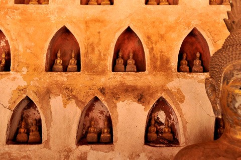 Chùa Sisaket nằm ở trung tâm Viêng Chăn. Bao quanh khuôn viên bên trong chùa là những dãy nhà dựng các bức tượng phật. Tổng cộng hơn 10.000 bức tượng ngự ở mọi ngóc ngách. Ngày ngày đông đảo du khách tới thăm ngôi chùa cổ kính này. Không được trùng tu cải tạo, trên tường và ngay cả trên những pho tượng quý giá xuát hiện nhiều vết nứt, tróc. Một góc trong khuôn viên chùa Sisaket. Kiến trúc mang đậm nét xứ sở triệu voi. Gian chính của chùa rộng chừng 100 m2, trông khá đơn giản. Một nhà sư đang chăm sóc cây cảnh trong khuôn viên chùa Sisaket. Chùa Sisaket nằm ở trung tâm Viêng Chăn. Bao quanh khuôn viên bên trong chùa là những dãy nhà dựng các bức tượng phật. Tổng cộng hơn 10.000 bức tượng ngự ở mọi ngóc ngách. Ngày ngày đông đảo du khách tới thăm ngôi chùa cổ kính này. Không được trùng tu cải tạo, trên tường và ngay cả trên những pho tượng quý giá xuát hiện nhiều vết nứt, tróc. Một góc trong khuôn viên chùa Sisaket. Kiến trúc mang đậm nét xứ sở triệu voi. Gian chính của chùa rộng chừng 100 m2, trông khá đơn giản. Một nhà sư đang chăm sóc cây cảnh trong khuôn viên chùa Sisaket.