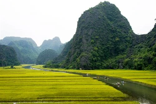 Cảnh đẹp Ninh Bình trên dòng Ngô Đồng - Ảnh: Nguyên Nguyên