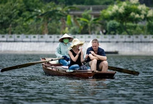Du khách vãn cảnh trên sông - Ảnh: Nguyên Nguyên