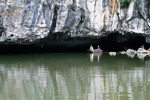 Du khách vãn cảnh trên sông - Ảnh: Nguyên Nguyên