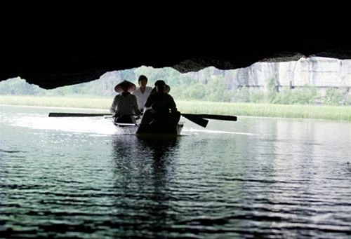 Du khách vãn cảnh trên sông - Ảnh: Nguyên Nguyên