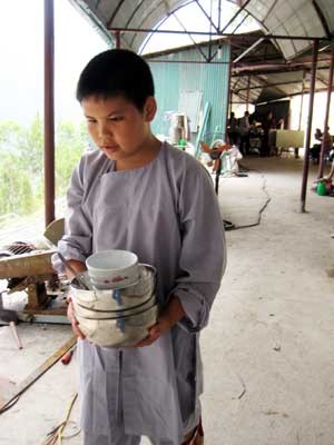 Ở Hà Nội, Nguyễn Quốc Khánh ít khi rửa bát nhưng ở chùa thì phải tự rửa bát ăn của mình. Ở Hà Nội, Nguyễn Quốc Khánh ít khi rửa bát nhưng ở chùa thì phải tự rửa bát ăn của mình.
