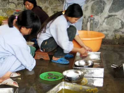 Các cư sĩ đang dọn dẹp sau bữa ăn trưa.