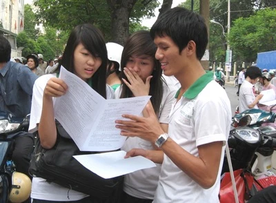 Thí sinh xem lại bài sau khi thi. Ảnh: Minh Quyên