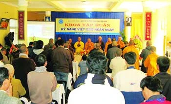 "Chat" với một nhà báo mặc áo tu hành ảnh 1