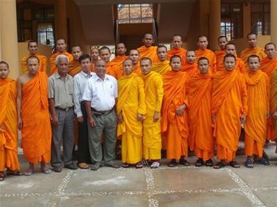 Tăng sinh Danh Chanh Đa Ra (hàng đầu, thứ 3 từ phải sang) đậu tốt nghiệp loại giỏi Tăng sinh Danh Chanh Đa Ra (hàng đầu, thứ 3 từ phải sang) đậu tốt nghiệp loại giỏi