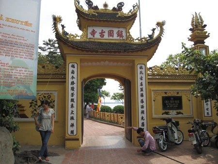 Cổng vào chùa Trấn Quốc hiện nay...