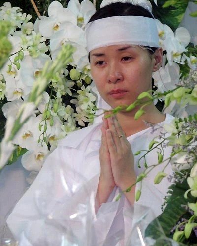 Nét mặt đau khổ gần như vô hồn của chị Hải Anh khiến ai cũng thương xót.