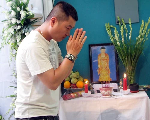 Nhạc sĩ Minh Nhiên cũng đến chia buồn cùng gia đình đạo diễn.