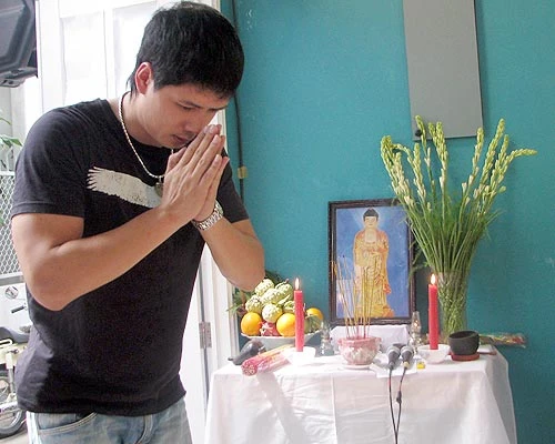 Diễn viên, siêu mẫu Bình Minh là một trong những nghệ sĩ đến viếng Huỳnh Phúc Điền sớm nhất.