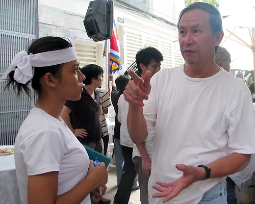 Đạo diễn Đinh Anh Dũng đang trao đổi với người nhà Huỳnh Phúc Điền để kết hợp tổ chức đám tang theo ý nguyện của anh.