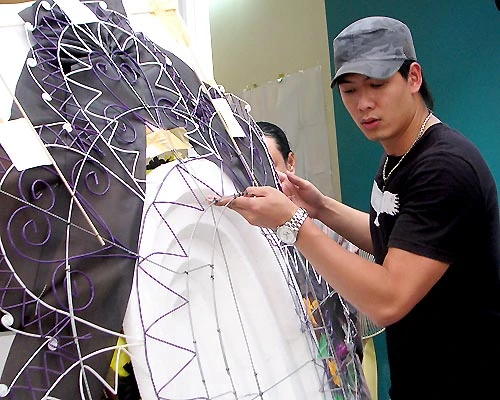 Không chỉ Hồng Ánh, Bình Minh cũng đến từ khi lễ viếng chưa bắt đầu và cùng mọi người dọn, dẹp, sắp xếp cho đám tang đạo diễn Huỳnh Phúc Điền thêm phần ấm cúng, tươm tất.