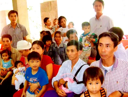 Anh Phong (đứng bên phải) trong đợt dẫn các cháu bị tim bẩm sinh lên Bệnh viện Tim 115 TPHCM để mổ.