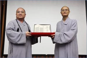 Pháp sư Quả Đông ( trái) và Pháp sư Quả Huy Phó trú trì Pháp Cổ Sơn (phải).jpg