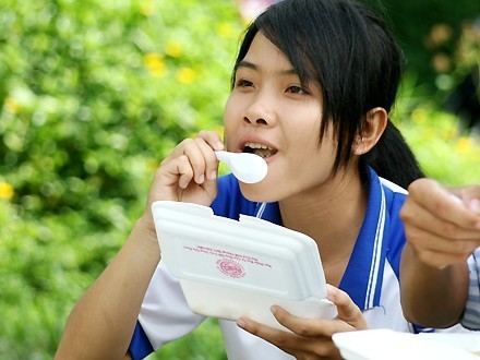 Khuôn mặt rạng rỡ của Pha khi thưởng thức bữa cơm "tiếp sức mùa thi". Ảnh: Nguyễn Hà. Bữa cơm nhà chùa ấm lòng sĩ tử