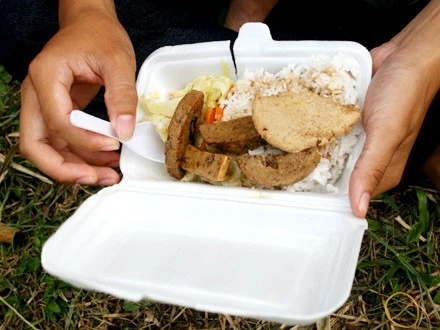 Bữa cơm nhà chùa ấm lòng sĩ tử