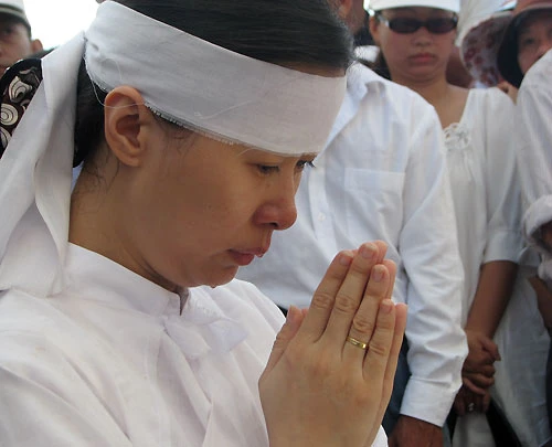 Cả đời không khóc trước mặt chồng nhưng trước giờ phút hạ huyệt, vĩnh biệt chồng, chị Hải Anh vợ anh đã không kìm được những giọt nước mắt đau khổ.