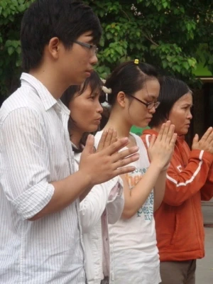 Sĩ tử Sài Gòn cầu may ở cửa chùa ảnh 1