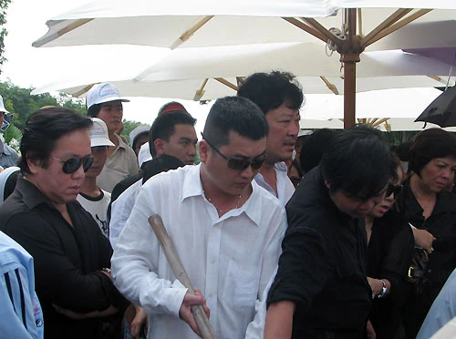 Bạn bè nghệ sĩ mỗi người một xẻng đất chia tay đạo diễn Huỳnh Phúc Điền.