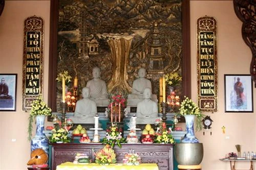 Tượng Trúc Lâm tam tổ trong tổ đường (Trần Nhân Tông, Pháp Loa và Huyền Quang) - Ảnh: HẢI DƯƠNG