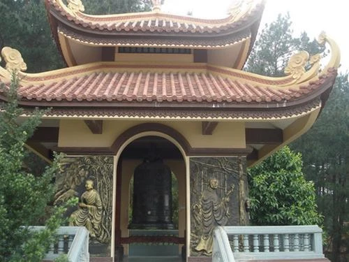 Gác chuông với mái cong cổ kính - Ảnh: HẢI DƯƠNG