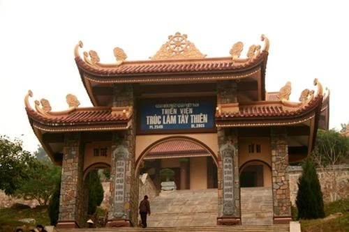 Cổng thiền viện Tây Thiên đón chào du khách bằng bốn câu thơ - Ảnh: HẢI DƯƠNG