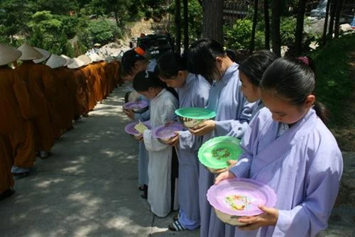 Tới giờ thọ trai - Ảnh: GIANG HẢI