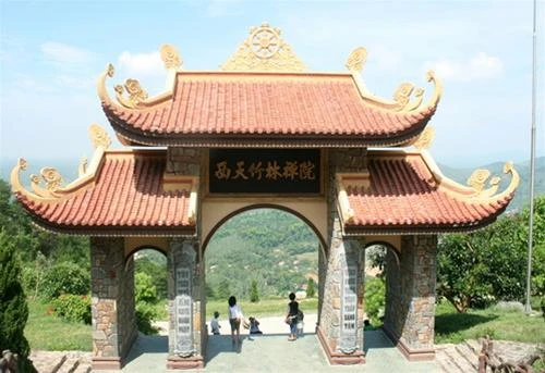 Khách du lịch thanh thản ngắm mây trời từ vòm cổng - Ảnh: GIANG HẢI