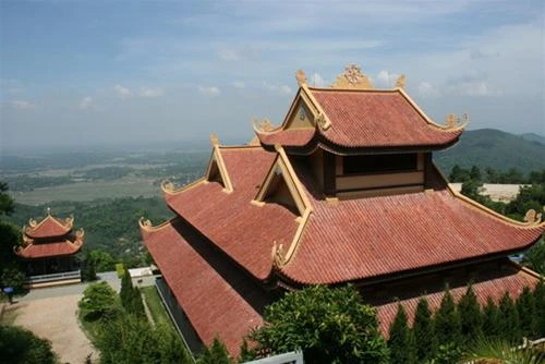 An nhiên giữa mây trời - Ảnh: GIANG HẢI Là một trong ba thiền viện lớn nhất cả nước, đây cũng là địa điểm du lịch hành hương lý tưởng của Vĩnh Phúc. Viếng chùa, du khách không chỉ dâng hương cầu may, cầu tài mà còn được thưởng ngoạn cảnh đẹp núi rừng trùng điệp ở Tam Đảo và khí hậu mát mẻ trong lành, tận hưởng cảm giác phiêu bồng khi vượt những đèo dốc quanh co, uốn khúc. Với chúng tôi, tới Tây Thiên là để tìm lại không gian nhuốm màu phật pháp, rất thiền tịnh và trong sáng.