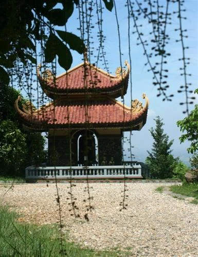 Nét đẹp tháp chuông với mái cong cổ kính - Ảnh: GIANG HẢI