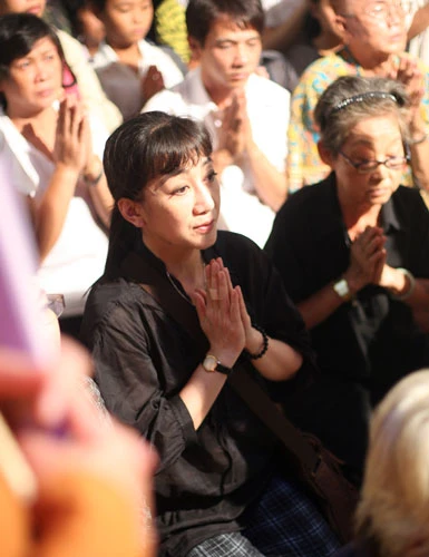 NSƯT Thanh Thanh Tâm cùng người thân đọc kinh trước linh cữu NSND Phùng Há, cầu cho bà thanh thản rời chốn nhân gian- Ảnh: Gia Tiến