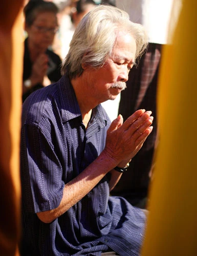 Một mái đầu bạc tiễn một mái đầu bạc, NSND Huỳnh Nga vẫn không nén được đau buồn - Ảnh: Gia Tiến