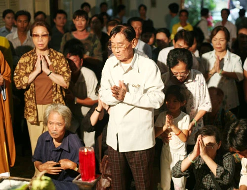 Đông đảo nghệ sĩ và khán giả đã có mặt quanh linh cữu khi lễ viếng còn chưa bắt đầu - Ảnh: Gia Tiến