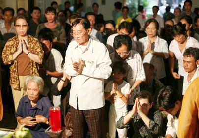 Đông đảo nghệ sĩ cải lương và khán giả đến viếng NSND Phùng Há tại chùa Nghệ Sĩ chiều 5-7 - Ảnh: Gia Tiến Đông đảo nghệ sĩ cải lương và khán giả đến viếng NSND Phùng Há tại chùa Nghệ Sĩ chiều 5-7 - Ảnh: Gia Tiến