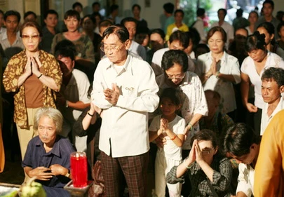Đông đảo nghệ sĩ cải lương và khán giả đến viếng NSND Phùng Há tại chùa Nghệ Sĩ chiều 5-7 - Ảnh: Gia Tiến