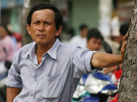 Muôn vẻ phụ huynh chờ sĩ tử ảnh 1 Muôn vẻ phụ huynh chờ sĩ tử