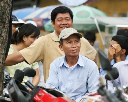 Muôn vẻ phụ huynh chờ sĩ tử ảnh 3 Muôn vẻ phụ huynh chờ sĩ tử