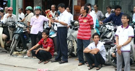 Muôn vẻ phụ huynh chờ sĩ tử