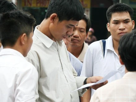 Muôn vẻ phụ huynh chờ sĩ tử